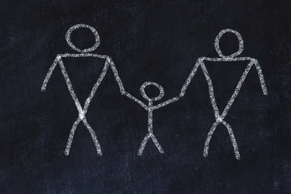Концепція гомосексуальної сім'ї. Ескіз крейди на чорній дошці  . — стокове фото