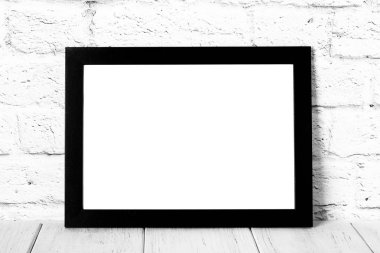 Ahşap raf veya tablo üzerinde boş siyah fotoğraf çerçevelemek. Mockup kopya alanı ile