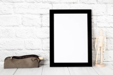 Ahşap raf veya tablo üzerinde boş siyah fotoğraf çerçevelemek. Mockup kopya alanı ile.