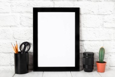 Ahşap raf veya tablo üzerinde boş siyah fotoğraf çerçevelemek. Mockup kopya alanı ile.