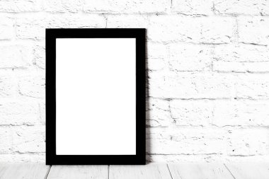 Ahşap raf veya tablo üzerinde boş siyah fotoğraf çerçevelemek. Mockup kopya alanı ile.