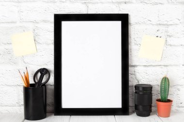 Ahşap raf veya tablo üzerinde boş siyah fotoğraf çerçevelemek. Mockup kopya alanı ile.