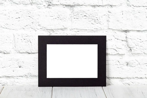 木桌上的水平黑色相框。带有复制空间的模拟 — 图库照片