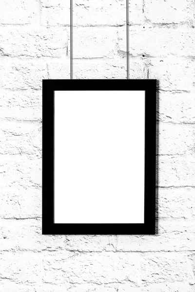 垂直黑色相框挂在砖墙上。带有复制空间的模拟. — 图库照片