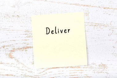 İş görüşme hazırlama. El yazısıyla aldığınız iletiyle sarı yapışkan not teslim