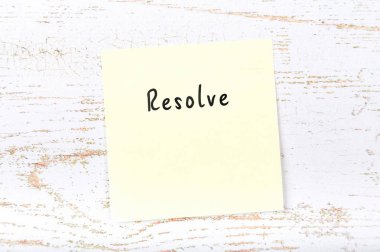 İş görüşme hazırlama. El yazısıyla aldığınız iletiyle sarı yapışkan not gidermek