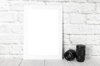 Duvara karşı beyaz boş fotoğraf çerçevelemek. Mockup kopya alanı ile