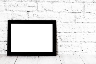Ahşap raf veya tablo üzerinde boş siyah fotoğraf çerçevelemek. Mockup kopya alanı ile