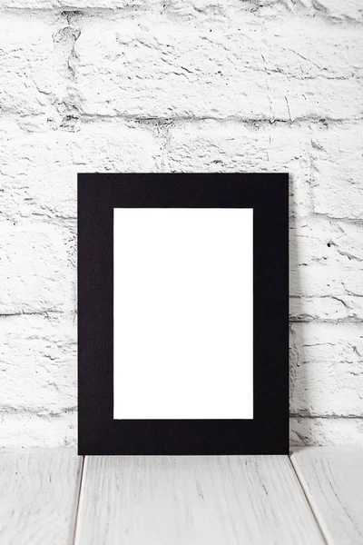 木桌上的垂直黑色相框。带有复制空间的模拟 — 图库照片