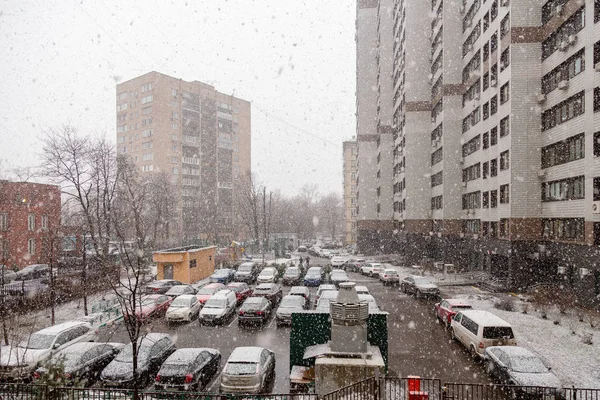 24 марта 2019 года. Москва, Россия: внезапный весенний снегопад над парковкой жилого дома — стоковое фото
