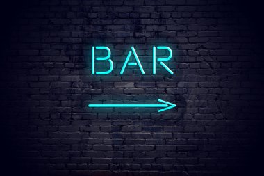 Tuğla duvar neon ok ve işareti çubuklu