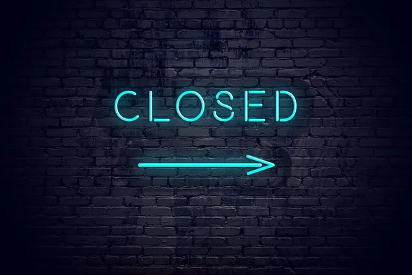 Brick wall with neon arrow and sign closed — Stock Photo, Image