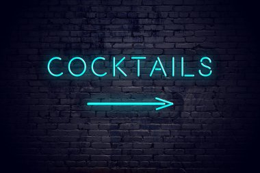 Neon oku ve imzala kokteyller ile tuğla duvar.