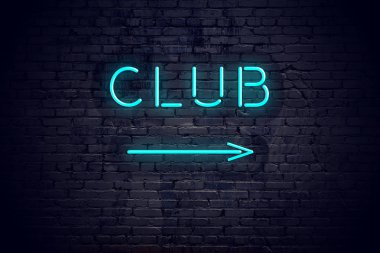 Neon oku ve imzala kulübü ile tuğla duvar