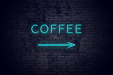 Neon ok ve işareti kahve ile tuğla duvar
