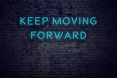 Neon tabela ile duvara karşı kısa motivasyonel teklif 