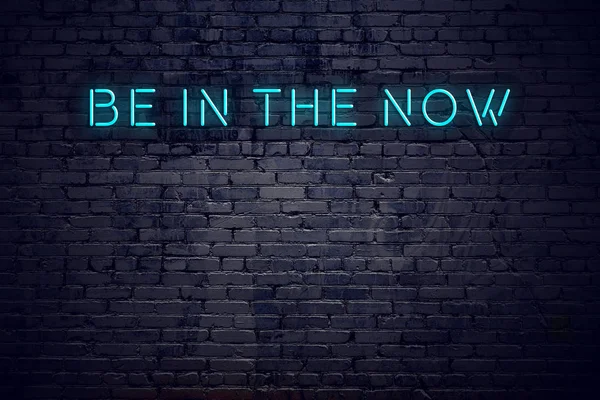 Insegna al neon con breve citazione motivazionale contro muro di mattoni — Foto Stock