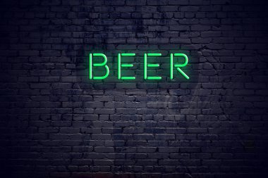 Neon işareti bira ile gece tuğla duvar