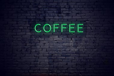Neon işareti kahve ile gece tuğla duvar
