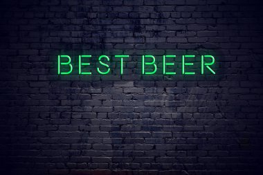 Neon işareti en iyi bira ile gece tuğla duvar