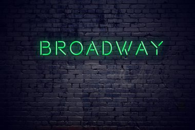 Tuğla duvar neon ile gece broadway imzalamak