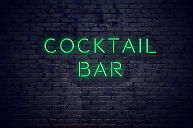 Neon işareti kokteyl bar ile gece tuğla duvar