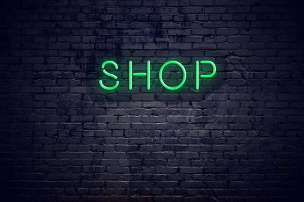 Cihlová zeď v noci s neon sign shop — Stock fotografie