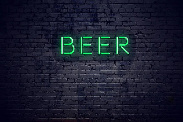 Mattone muro di notte con neon segno birra — Foto Stock