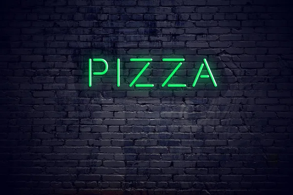 Parede de tijolo à noite com neon sinal pizza — Fotografia de Stock