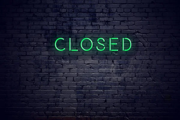 Cihlová zeď v noci s neonový nápis zavřeno — Stock fotografie