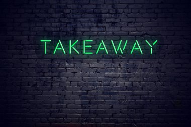 Neon işareti paket servisi olan restoran ile gece tuğla duvar