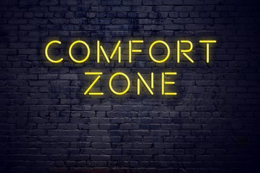 Neon işareti metin konfor bölgesi ile gece görünümü