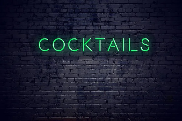 Tegelvägg på natten med neon skylt cocktails — Stockfoto