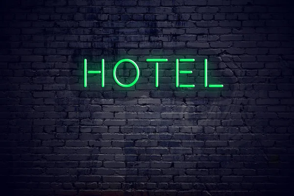 밤에 네온 사인 호텔 벽돌 벽 — 스톡 사진