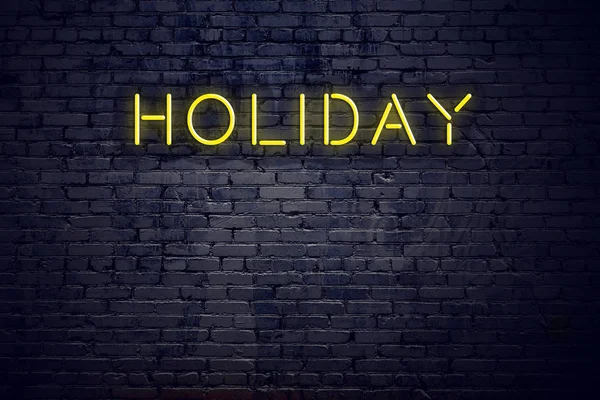 Nattvisning av neonskylt med texten holiday — Stockfoto