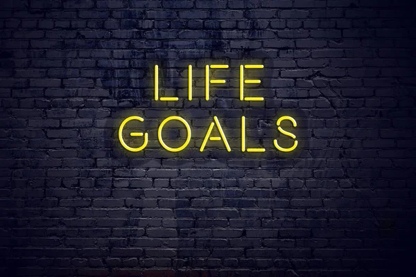 Night view of neon sign with text life goals — Stock Photo, Image