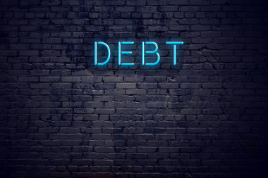 Tuğla duvar ve neon işareti metin borç ile