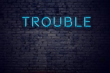 Tuğla duvar ve neon işareti metin sorun ile