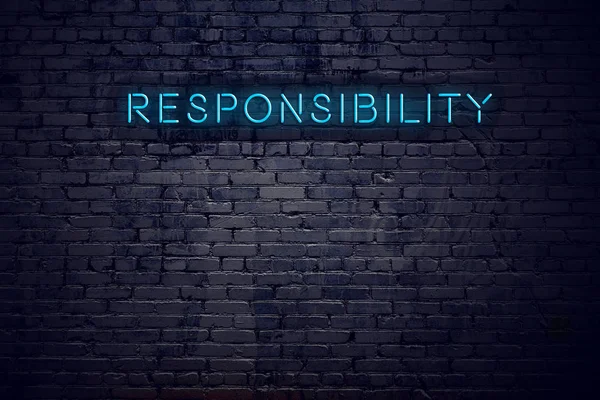 Baksteen muur en neon teken met tekst verantwoordelijkheid — Stockfoto