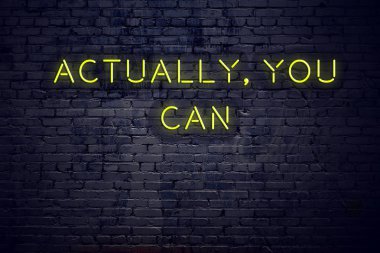 Pozitif alıntı neon tabela tuğla duvarın üzerinde ilham verici aslında yapabilirsiniz