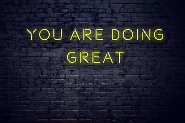 Pozytywne inspirujący cytat na neon znak przed brick wall Ciebie robią wielki — Zdjęcie stockowe