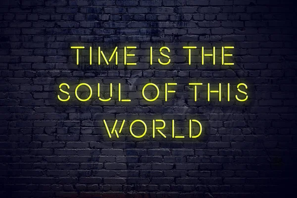 Pozitivní inspirativní citát na neonový nápis proti cihlové zdi času je duší tohoto světa — Stock fotografie
