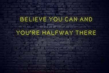 Pozitif Inspiring alıntı işareti tuğla duvara inanıyorum sen neon ve youre yarıya kadar orada