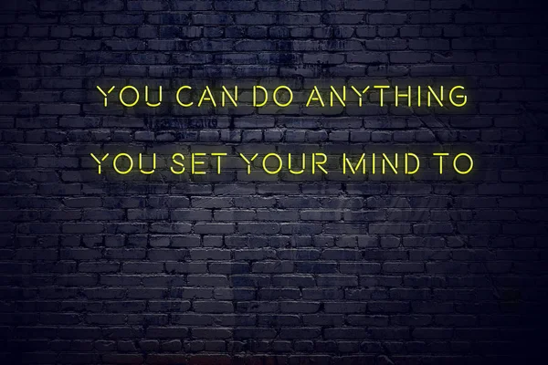 Pozitivní, inspirativní citát na neonový nápis proti cihlové zdi můžete dělat cokoliv, co jste nastavili svou mysl na — Stock fotografie