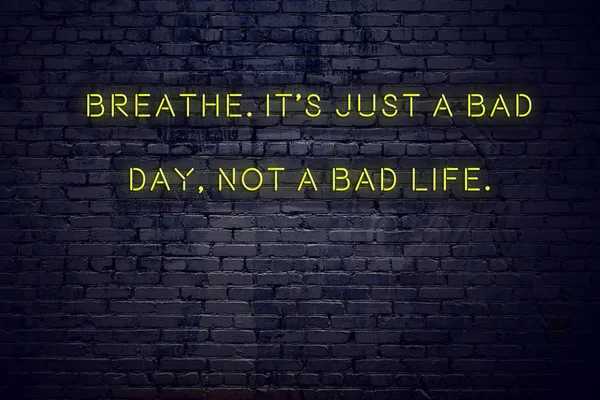 Positiva citazione ispiratrice sul segno al neon contro muro di mattoni respirare la sua solo una brutta giornata non una cattiva vita — Foto Stock