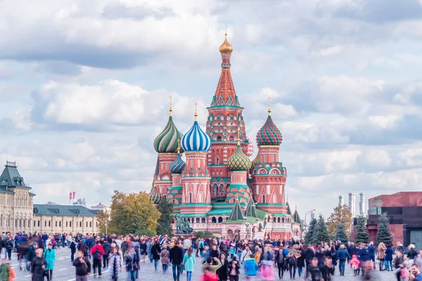 Touristen auf dem Roten Platz in Moskau, Russland — Stockfoto