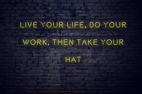 Positiv inspirierendes Zitat auf Leuchtreklame gegen Ziegelwand lebe dein Leben erledige deine Arbeit dann nimm deinen Hut — Stockfoto