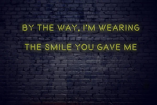 Positiv inspirierendes Zitat auf Leuchtreklame gegen Ziegelwand im Tragen des Lächelns, das du mir gegeben hast — Stockfoto