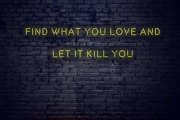 Cita positiva inspiradora en el signo de neón contra la pared de ladrillo encontrar lo que amas y dejar que te mate — Foto de Stock