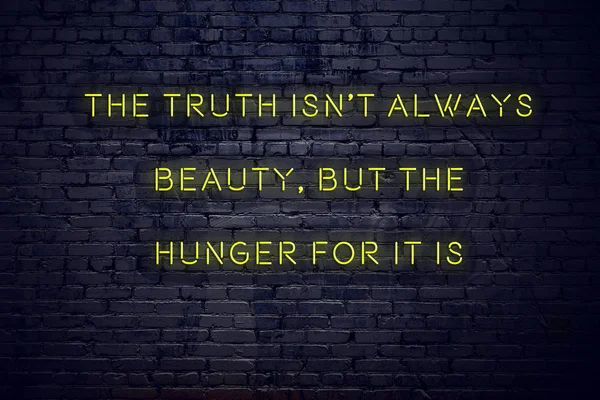 Positiva citazione ispiratrice sul neon segno contro muro di mattoni la verità non è sempre bellezza, ma la fame di esso è — Foto Stock